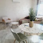 Anna - Free Private Parking