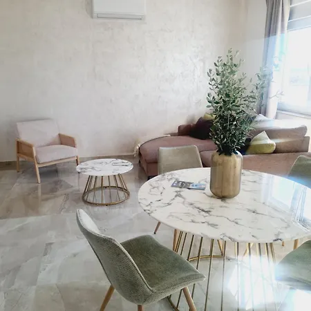 Anna - Free Private Parking