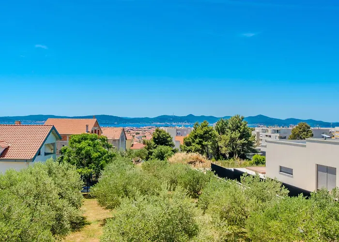 Anna - Free Private Parking *