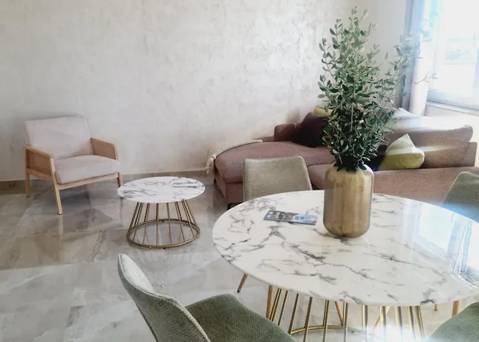 Anna - Free Private Parking