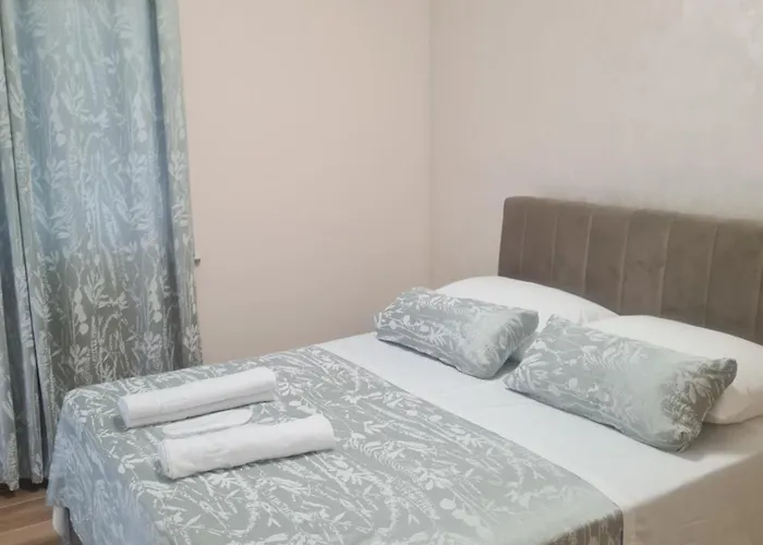 Anna - Free Private Parking